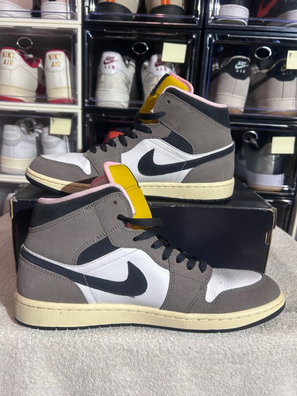 the Air Jordan 1 Mid SE in the "Cave Stone" # HQ2011-100 No Box - Picture 2 of 7
